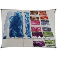 Diversos colores de la pintura abstracta que imprime los chales suaves de la cachemira